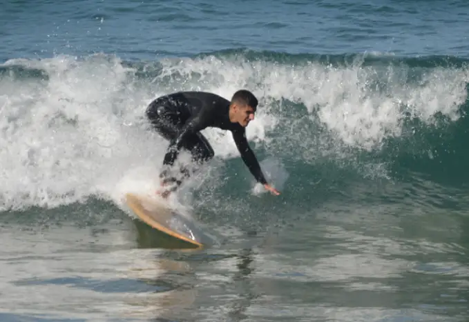 Surfero en el mar