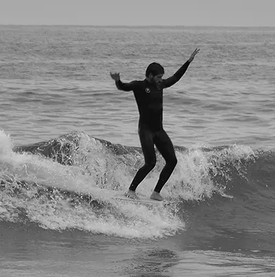 Surfero en el mar