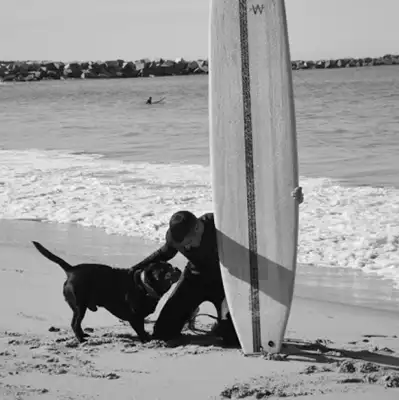 Surfero en el mar