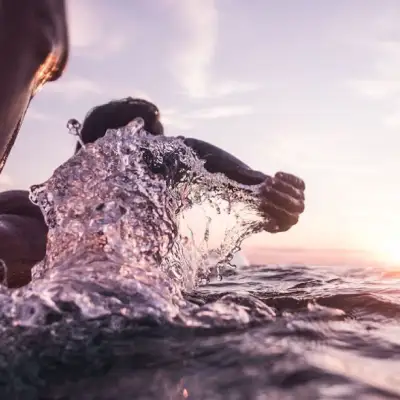 Surfer en el agua