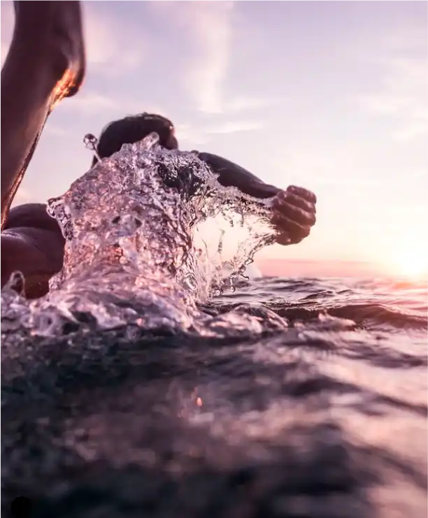 Surfer en el mar