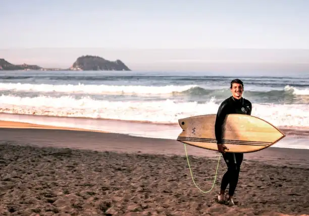 Surfero con tabla Twin Fish